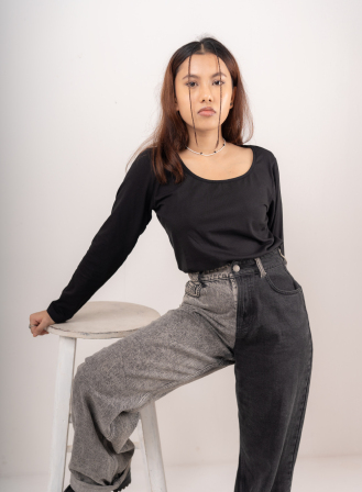 570 - Women Scoop Neck Long Sleeve Black Top
